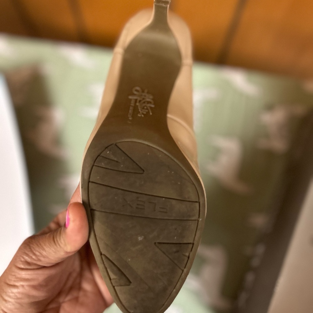 Life Stride comfy heel. Woman’s size 8 - Picture 3 of 6